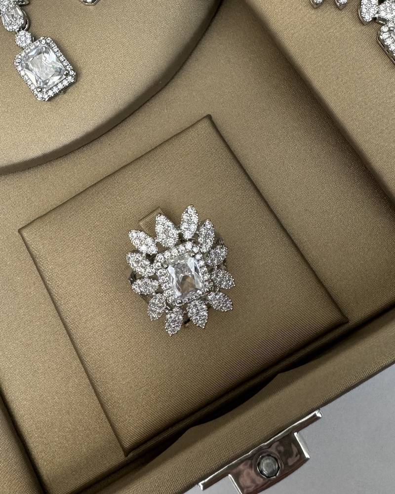 Luxurious accessory set with rectangular stones