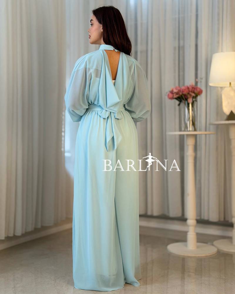 Elegant set with a soft cut and a defined waist belt