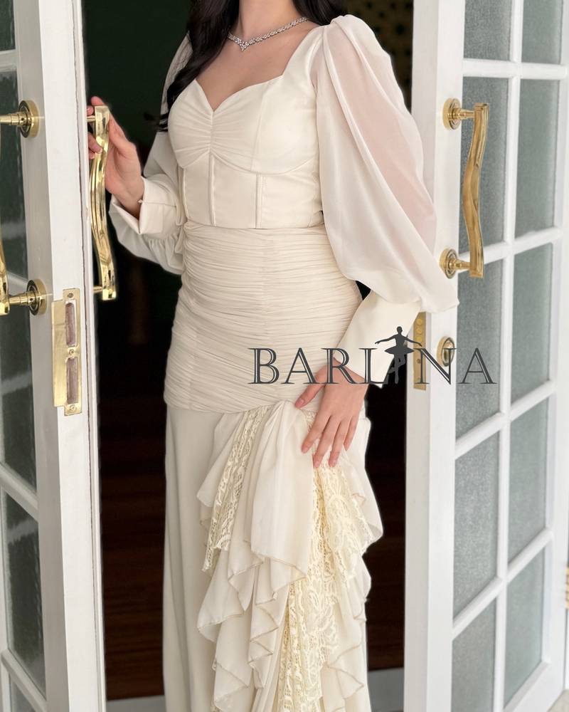 Off-white dress with a soft corset and luxurious side ruffles