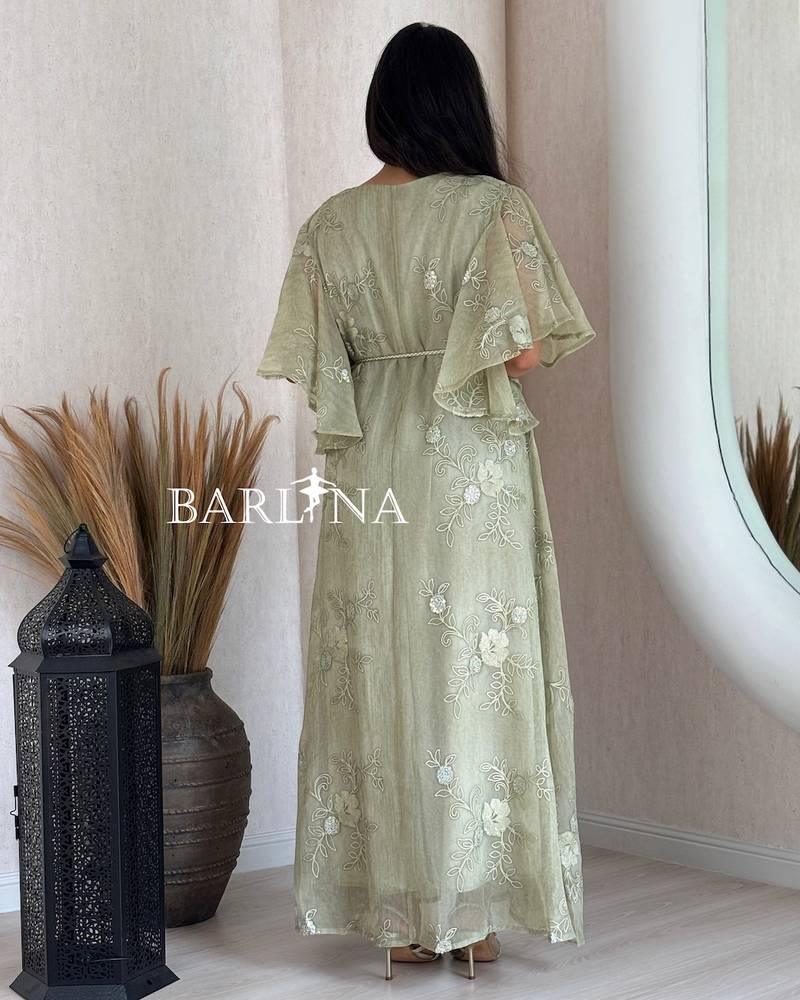 Flowy jalabiya with wide batwing sleeves