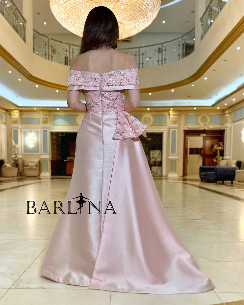 Pink dress with luxurious details and shiny embroidery