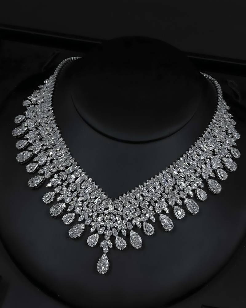 Luxurious accessory set with a royal design