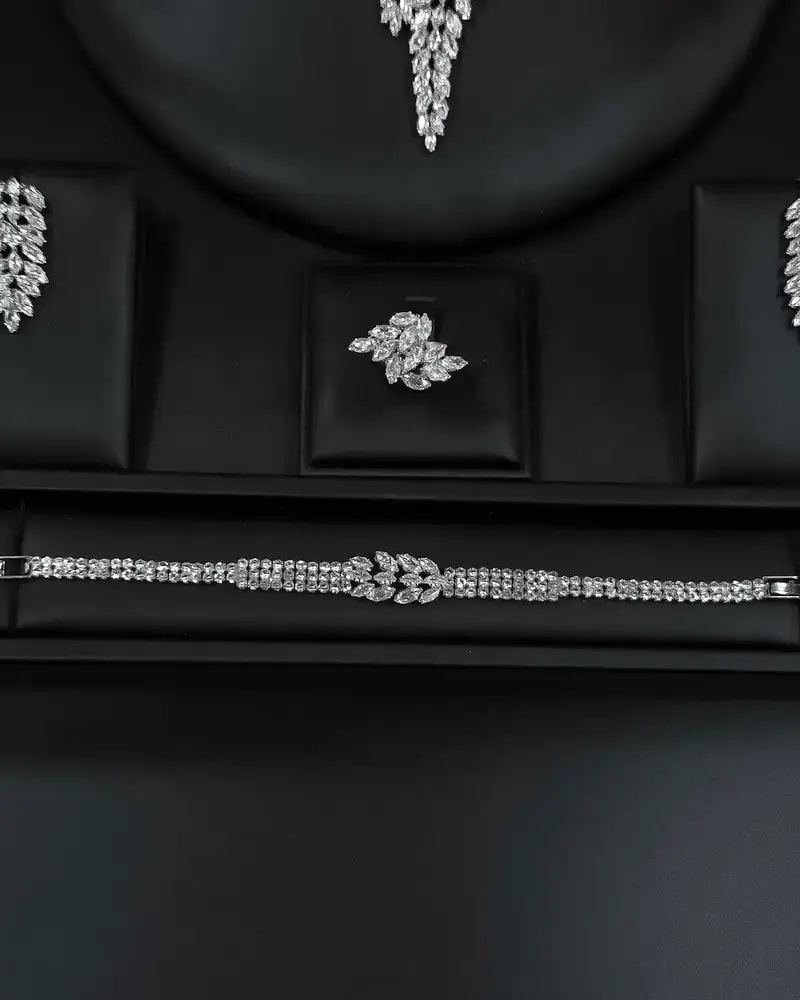 Accessory set in the shape of interlocking leaves
