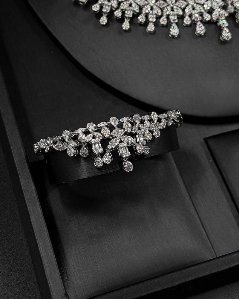 Royal accessory set with a glittery leaf design