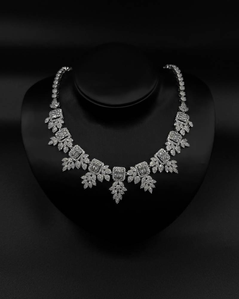 Geometric accessory set with luxurious details
