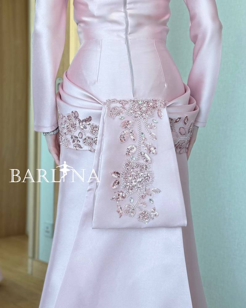 Elegant pink evening dress with a stylish train