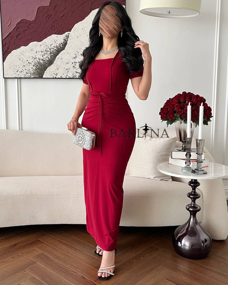 فستان أحمر طويل بتصميم أنيق