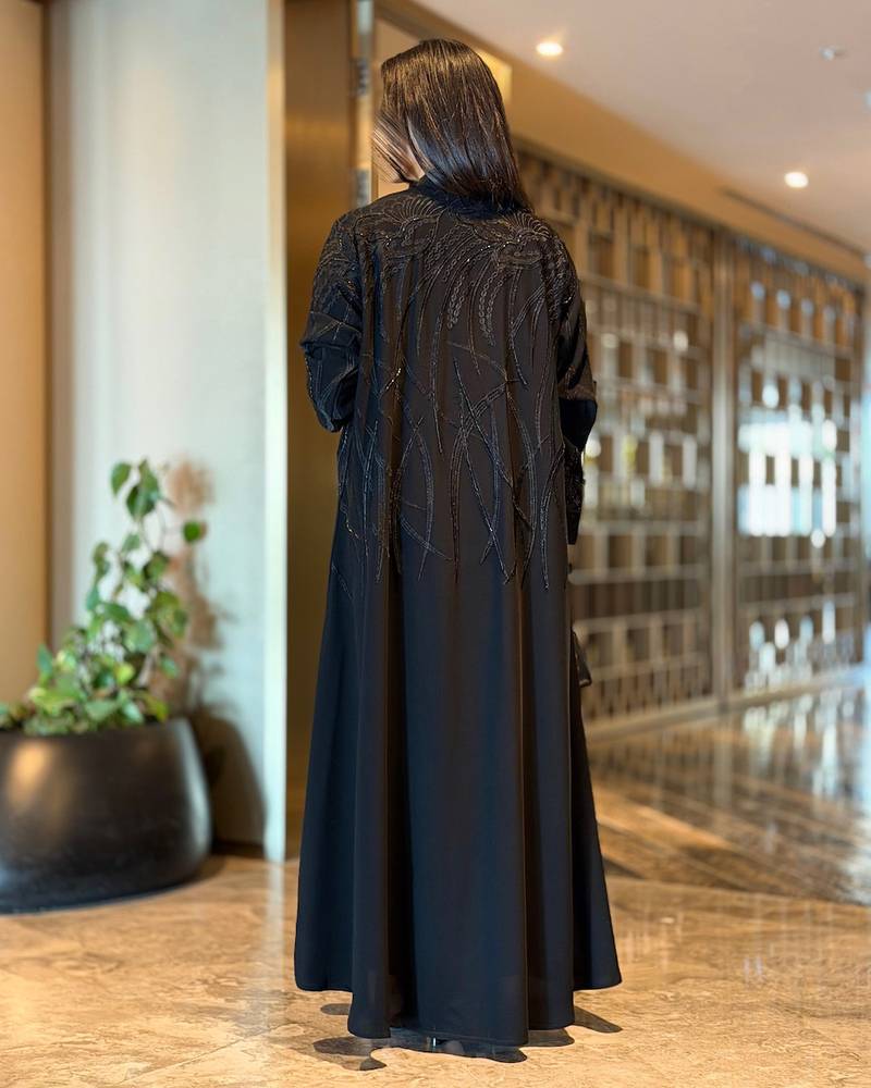 عباية سوداء أنيقة مزينة بتطريز لامع