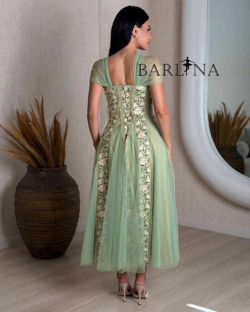 Green dress with tulle sleeves and rose embroidery
