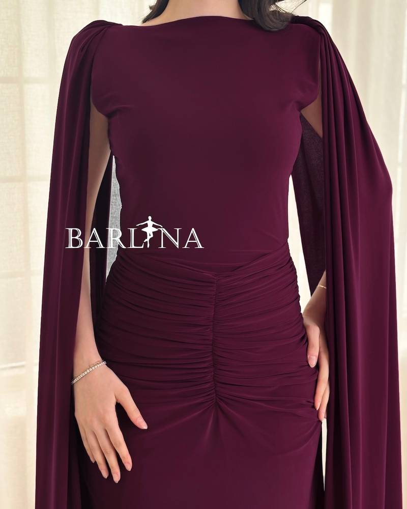 فستان درابيه برغندي بأكمام كيب طويلة