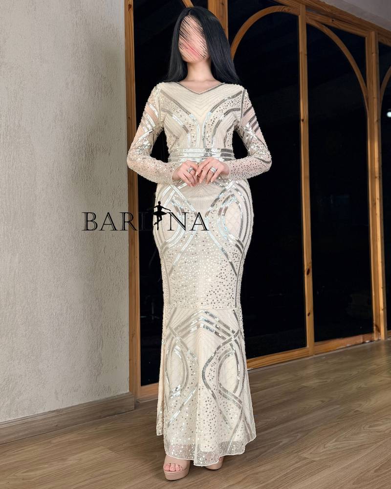 Beige dress embroidered with sequin patterns