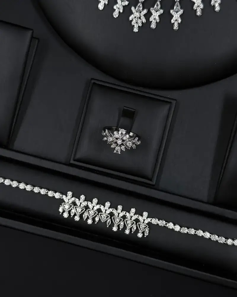Sparkling accessory set with floral pendants