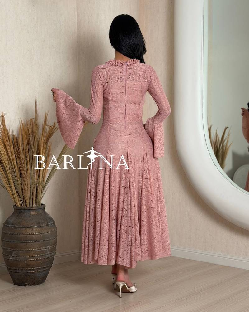 Feminine lace midi dress with a wide design