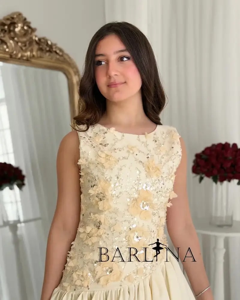 The confusing age dress off-white with delicate embroidery