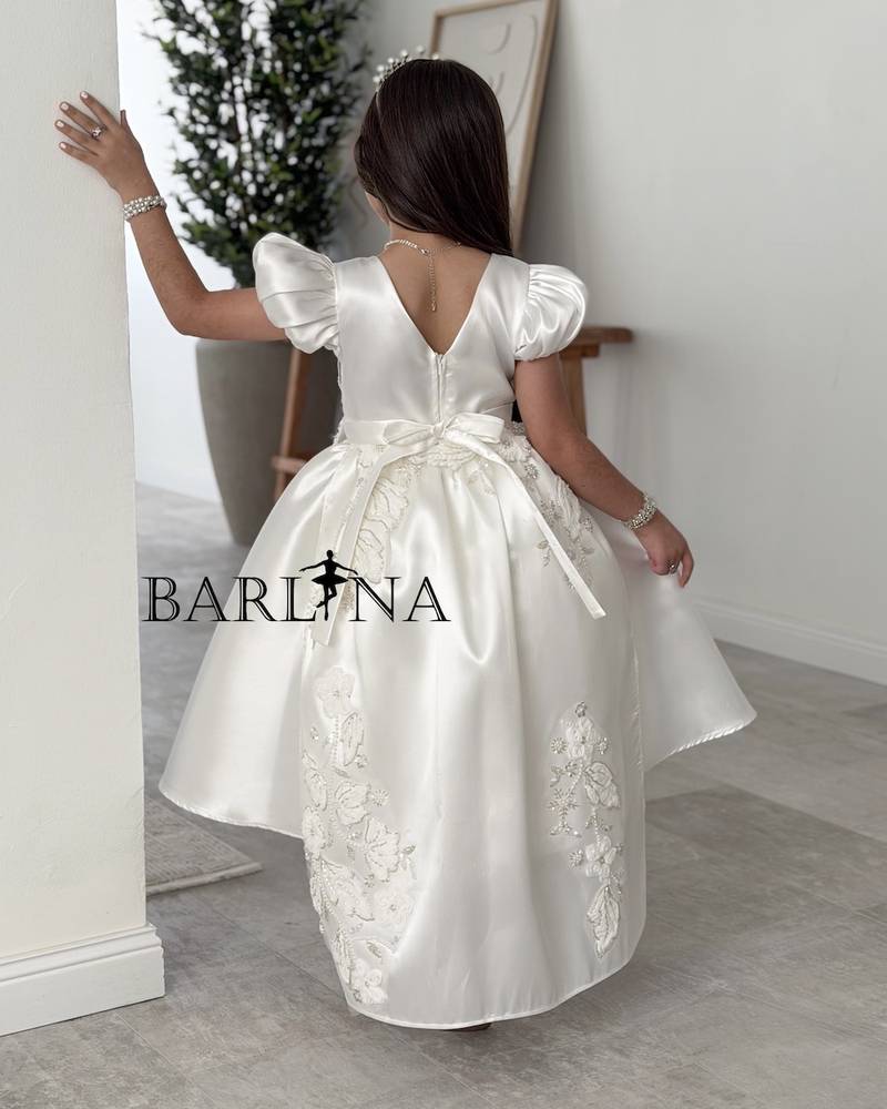 Girls' off-white evening dress with a back train