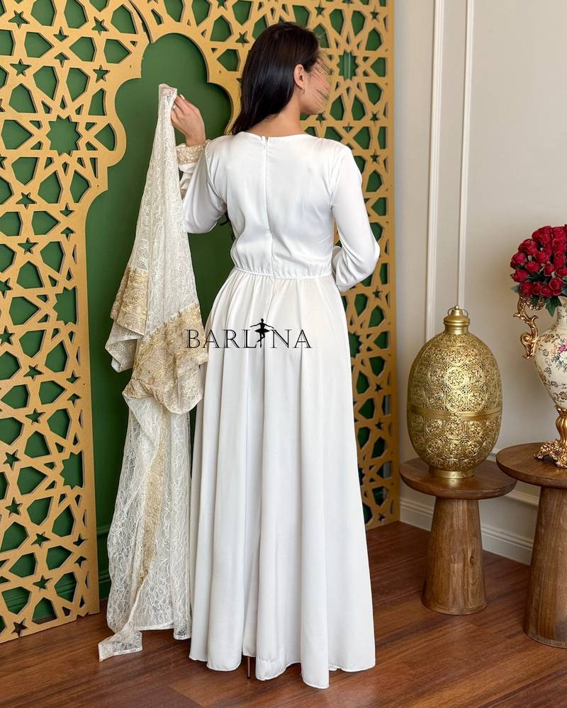 جلابية بيضاء فاخرة مزينة بأطراف ذهبية