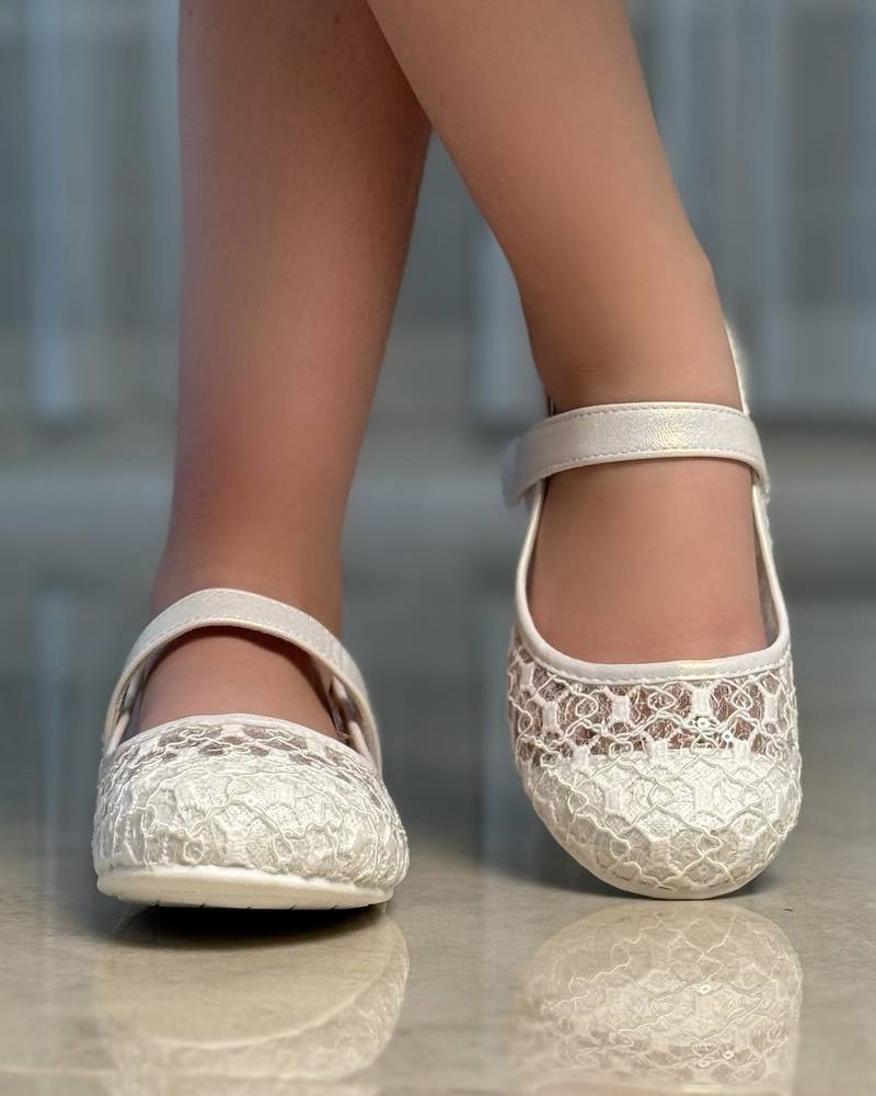 Girls' shoes with a soft lace design