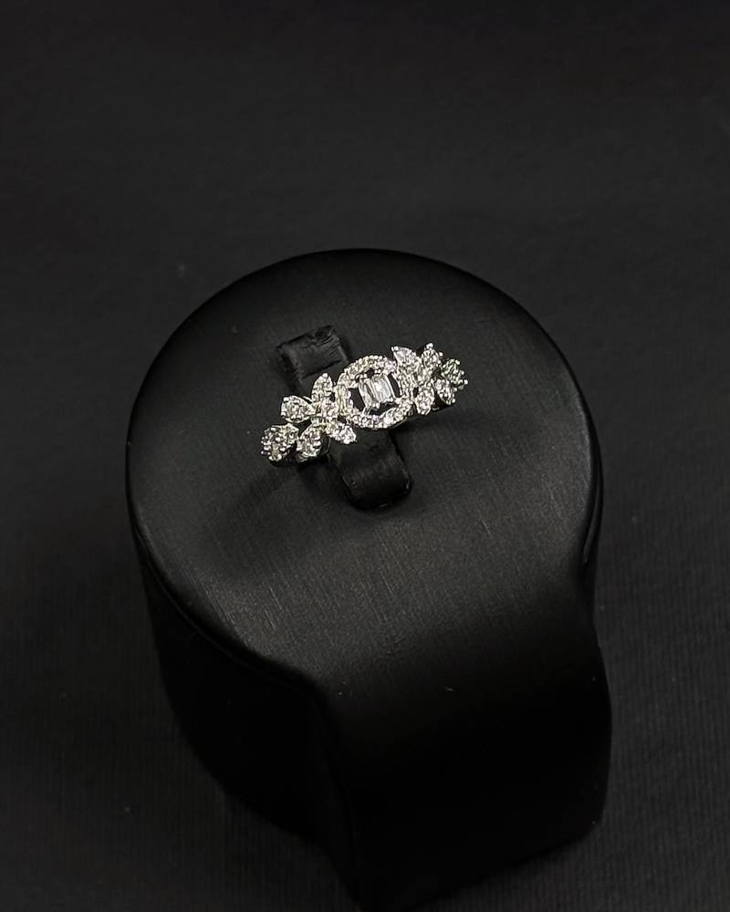 Elegant intertwined leaf design accessory set
