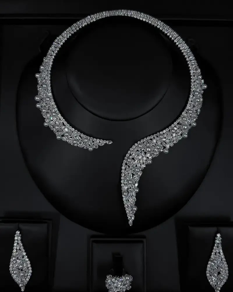 Luxury accessory set with a curved necklace
