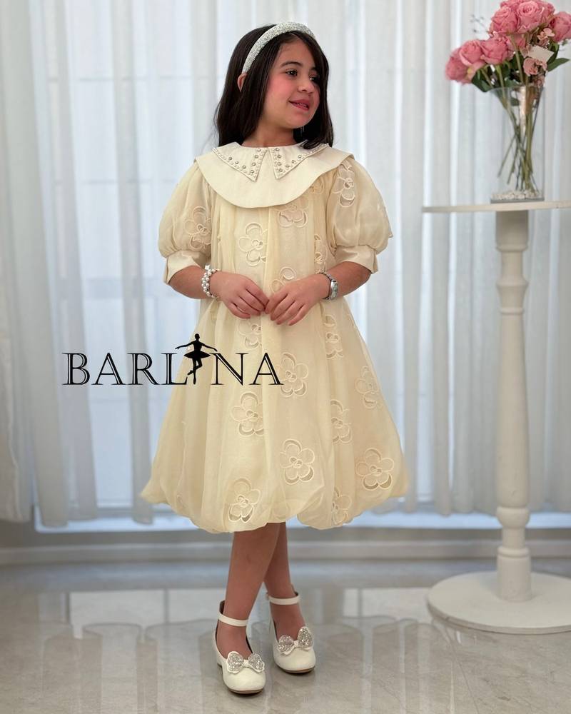 Girls' dress with medium puff sleeves