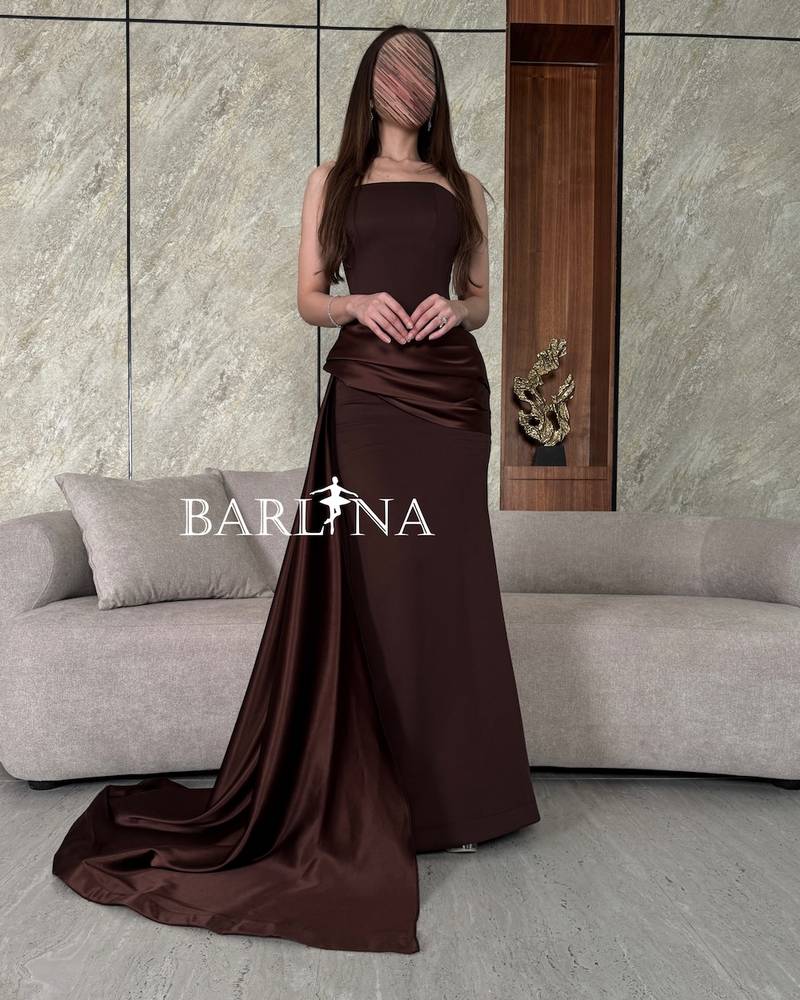 Long brown dress with a tail falls on the side