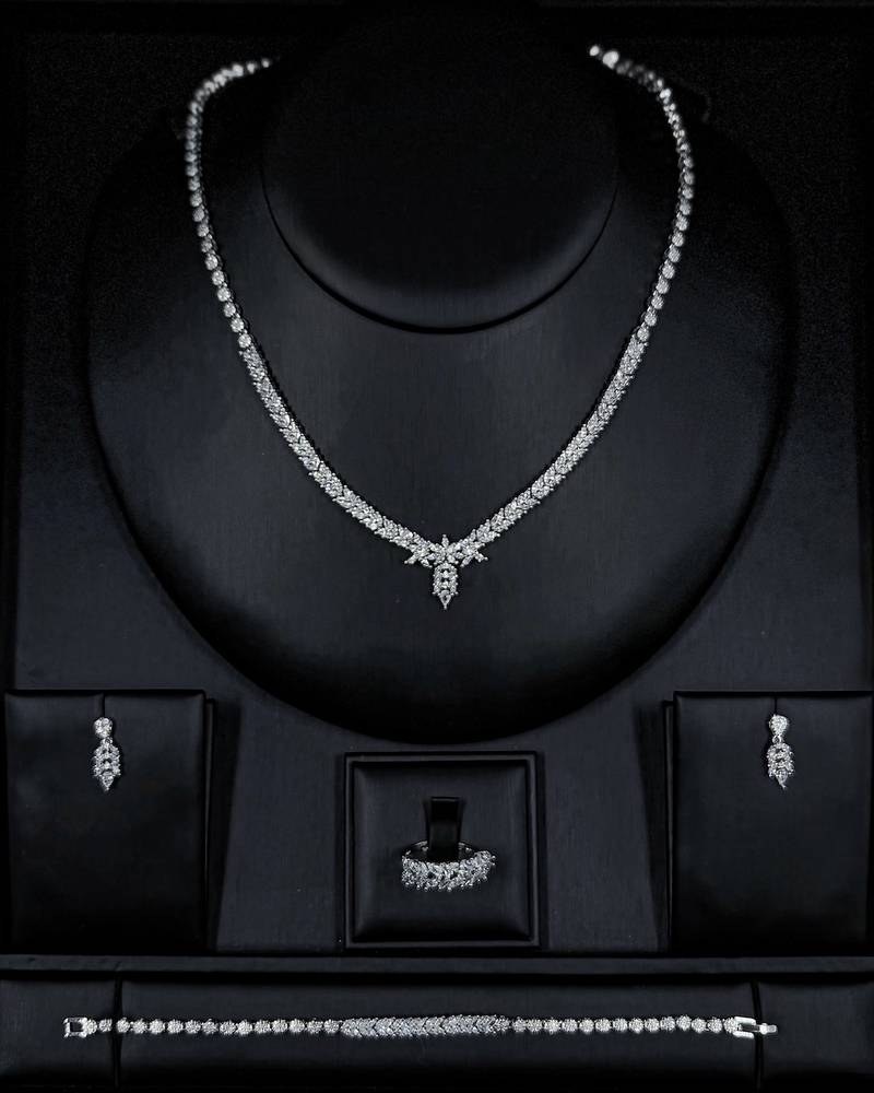 Accessory set with sparkling beads and a delicate pendant