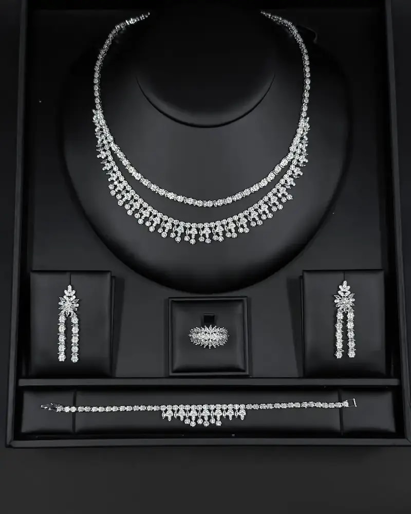 Double-layered accessory set with a dangling design