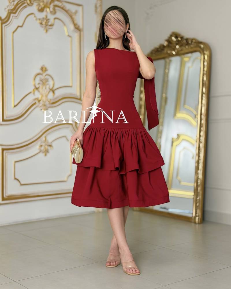 Elegant burgundy midi dress with side ruffles