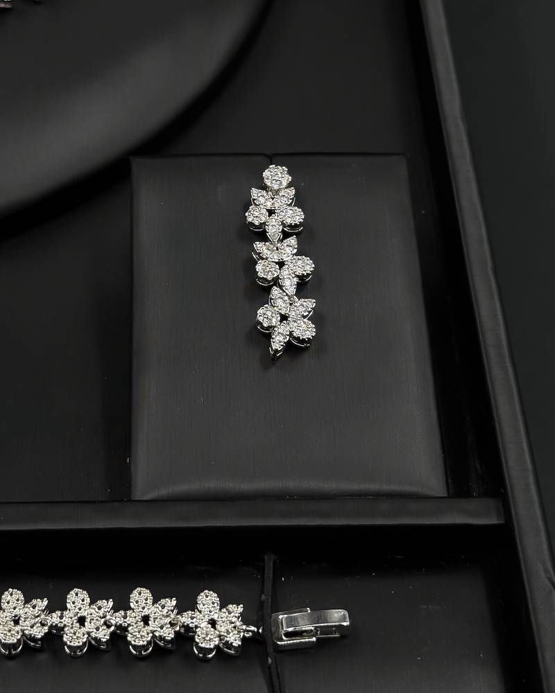 A delicate floral design accessory set