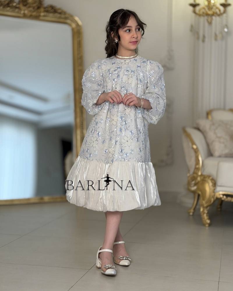 Girls' dress with a loose design and sparkly embroidery