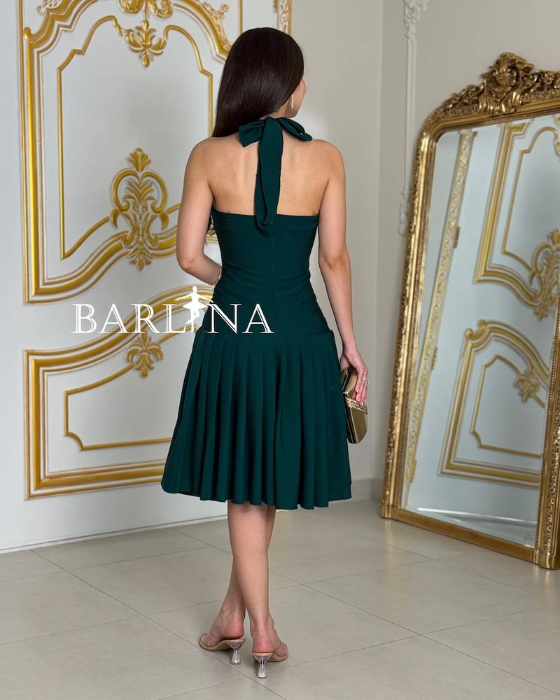 Elegant short dress with an open back