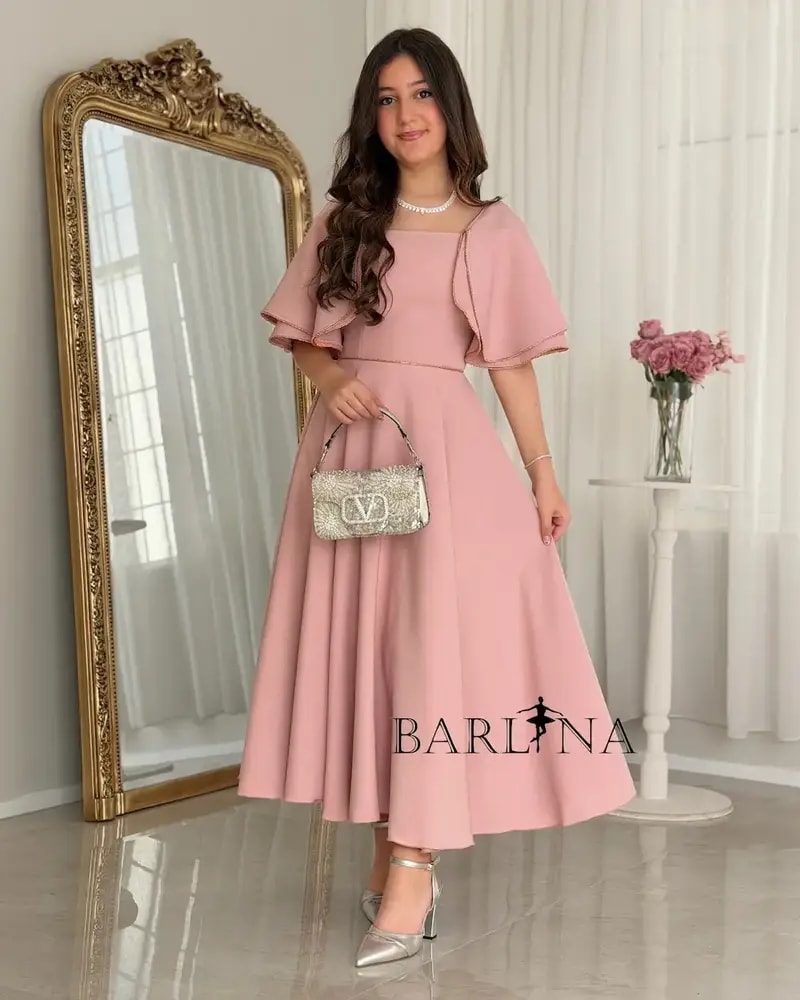 Pink dress with a wide cut and medium sleeves
