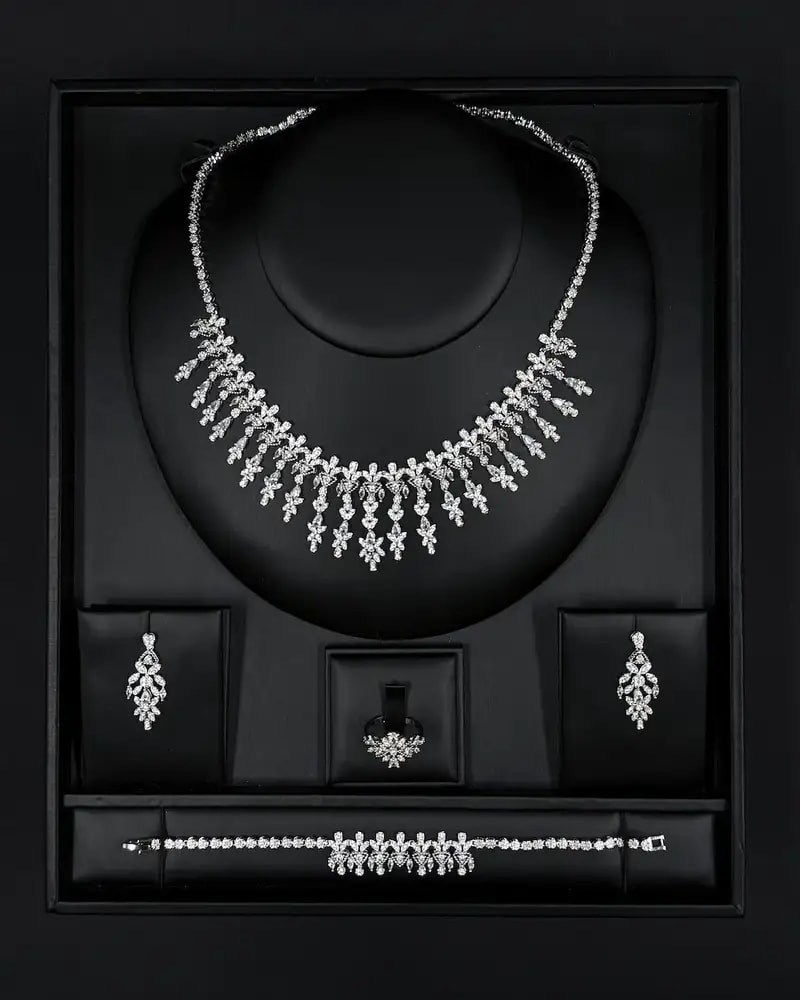 Sparkling accessory set with floral pendants