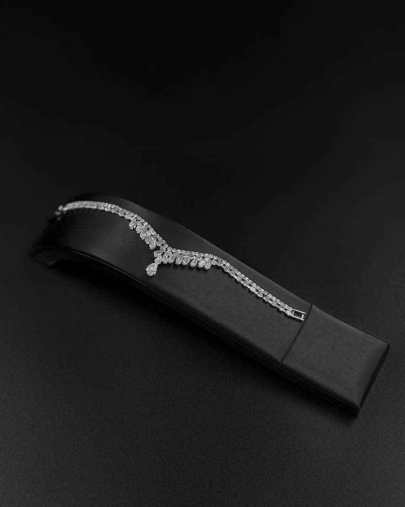 Accessory set with gradient details and a dangling touch
