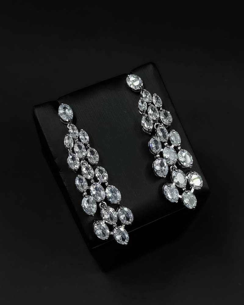 Evening accessory set with a dangling knot design