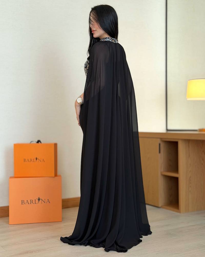 فستان سهرة أسود بكيب طويل ملكي