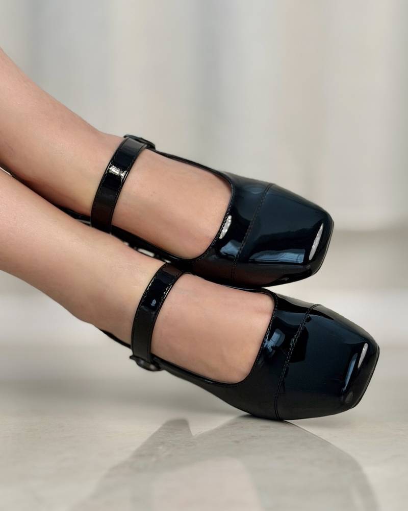 Women's patent leather heel with a comfortable wide heel