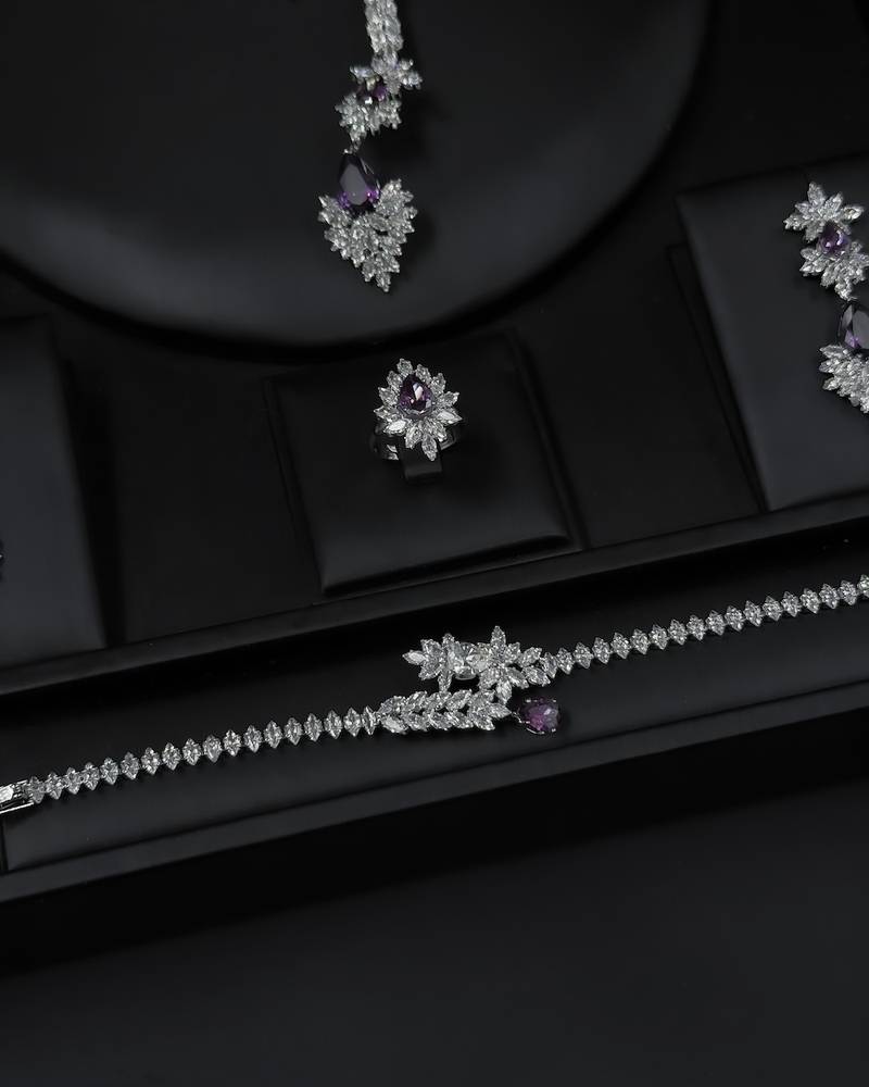 Accessory set with a pink stone in a twisted design
