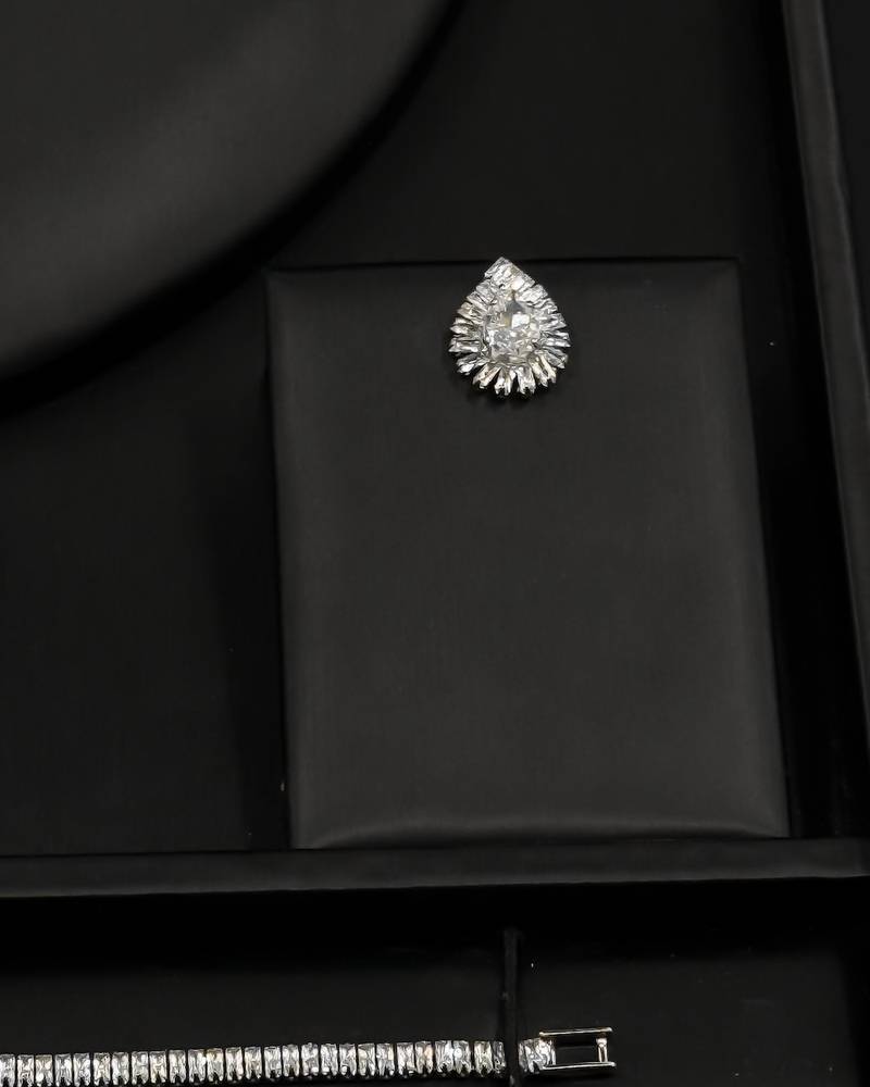 Accessory set with a tennis necklace ending in a teardrop
