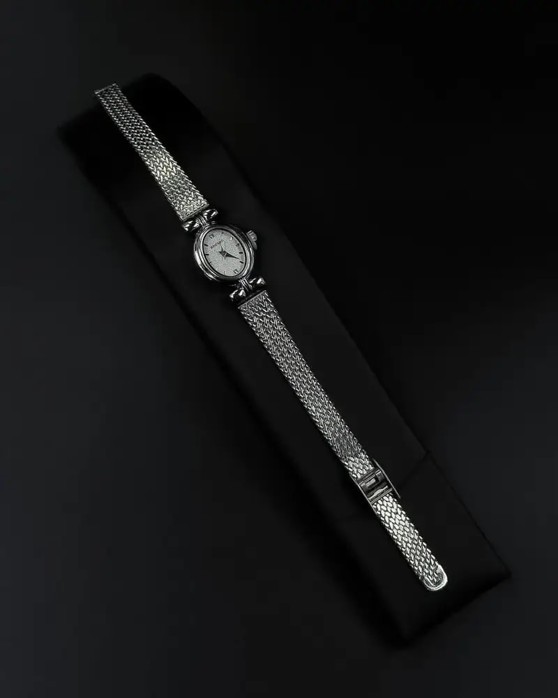 A delicate everyday watch with a simple mesh strap design