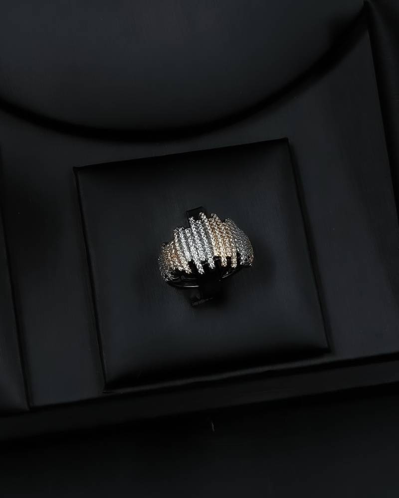 Two-tone accessory set with a sparkling geometric design