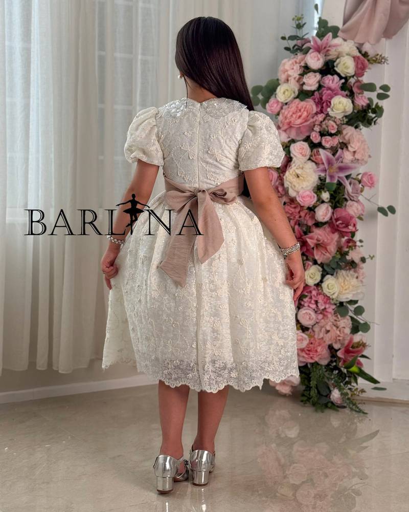 Girls' dress, classic design with puffed sleeves