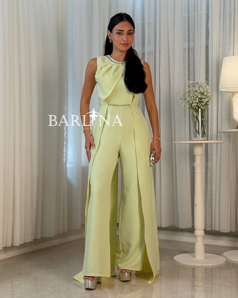 Apple-colored jumpsuit with elegant details at the waist