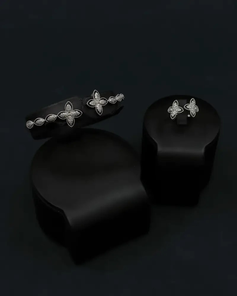 Stylish bracelet and ring with a sparkling star design