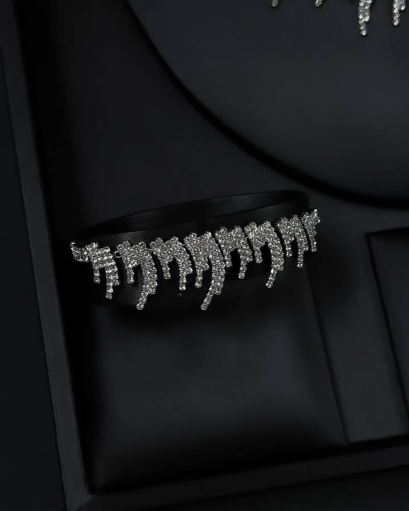 A luxurious accessory set with a distinctive modern look