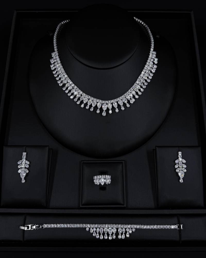 Accessory set with a graduated teardrop design and dangle