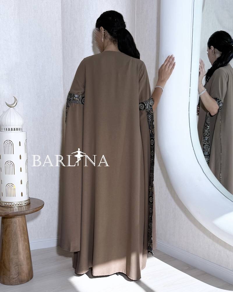 جلابية بنية فاخرة بعباءة بأكمام متوسطة