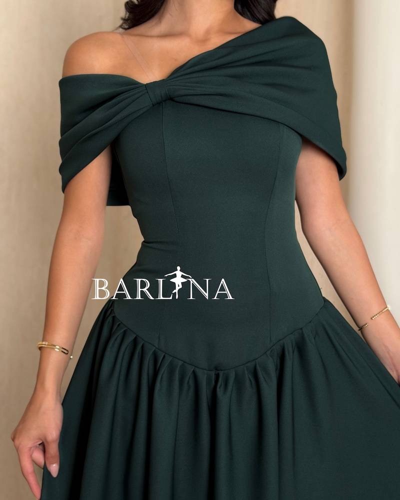 Off-shoulder long dress with a classic design