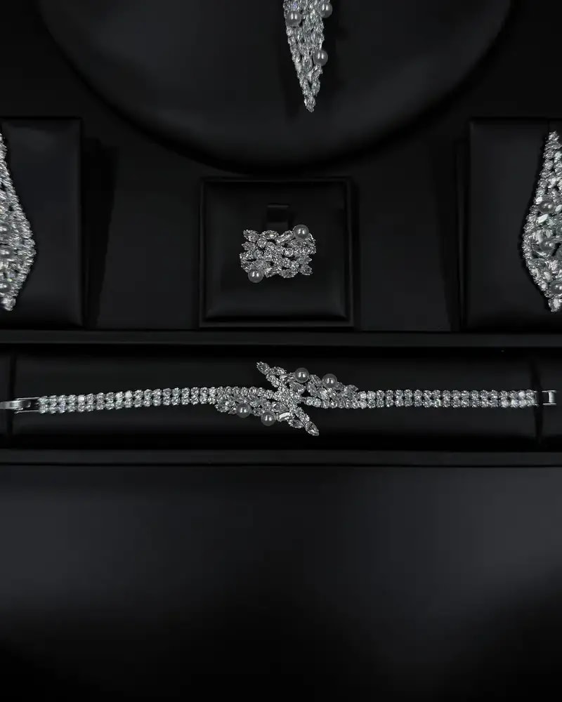 Luxury accessory set with a curved necklace