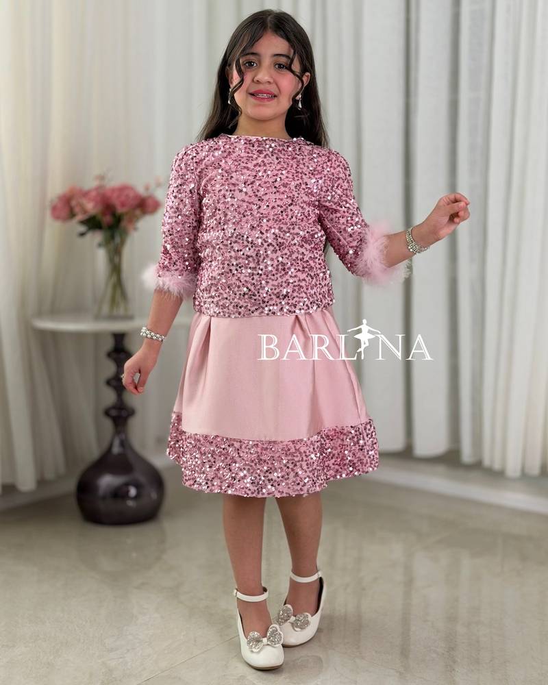 Pink sequined girls' set decorated with feathers